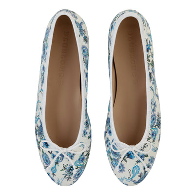 Alt text: Classic printed azure ballet flats, highlighting a ballerina design with a charming bow at the toe.
